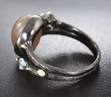 Серебряное кольцо с солнечным камнем и голубыми топазами Серебро 925