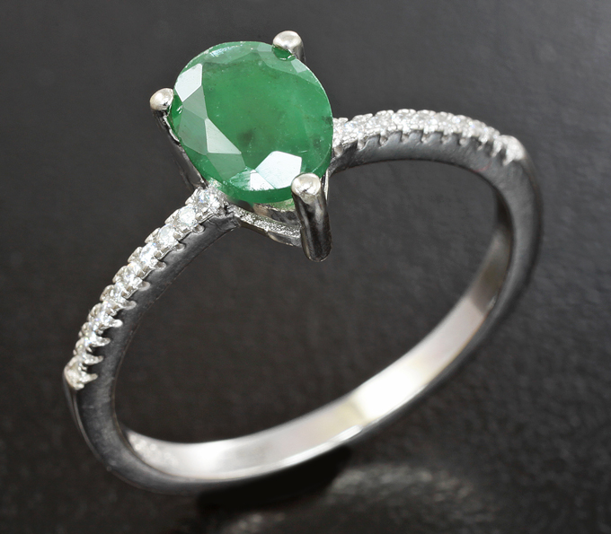 Изящное серебряное кольцо с изумрудом