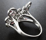 Изысканное серебряное кольцо с родолитами и лунным камнем