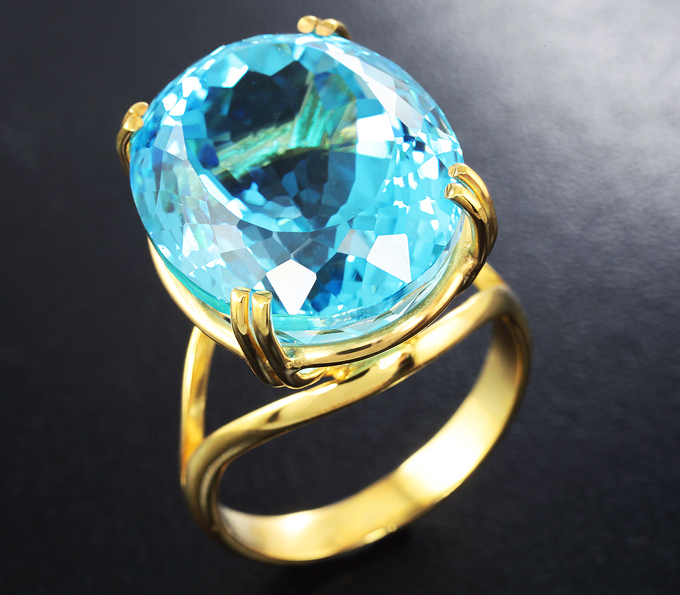 Кольцо с крупным голубым топазом 31,44 карата