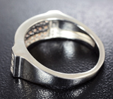 Превосходное серебряное кольцо с сапфирами бриллиантовой огранки и бесцветными топазами Серебро 925