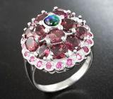 Шикарное серебряное кольцо с кристаллическим черным опалом, родолитами и пурпурными сапфирами