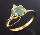 Золотое кольцо с уральским александритом 1,04 карата и бесцветными цирконами Золото