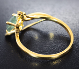 Золотое кольцо с уральским александритом 1,04 карата и бесцветными цирконами Золото