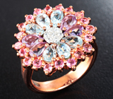 Превосходное серебряное кольцо с голубыми топазами, аметистами и розовыми турмалинами