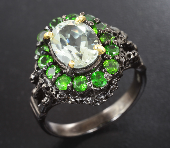 Серебряное кольцо с зеленым аметистом и диопсидами