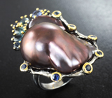 Серебряное кольцо с цветной жемчужиной барокко 33,5 карата и синими сапфирами
