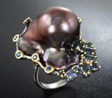 Серебряное кольцо с цветной жемчужиной барокко 33,5 карата и синими сапфирами