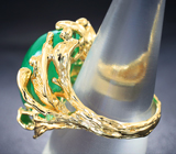 Золотое кольцо с крупным сочным кабошоном уральского изумруда 22,29 карата, ограненными изумрудами и бриллиантами Золото
