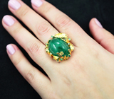 Золотое кольцо с крупным сочным кабошоном уральского изумруда 22,29 карата, ограненными изумрудами и бриллиантами Золото