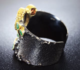 Серебряное кольцо cо скаполитом с эффектом кошачьего глаза, изумрудами и гранатами