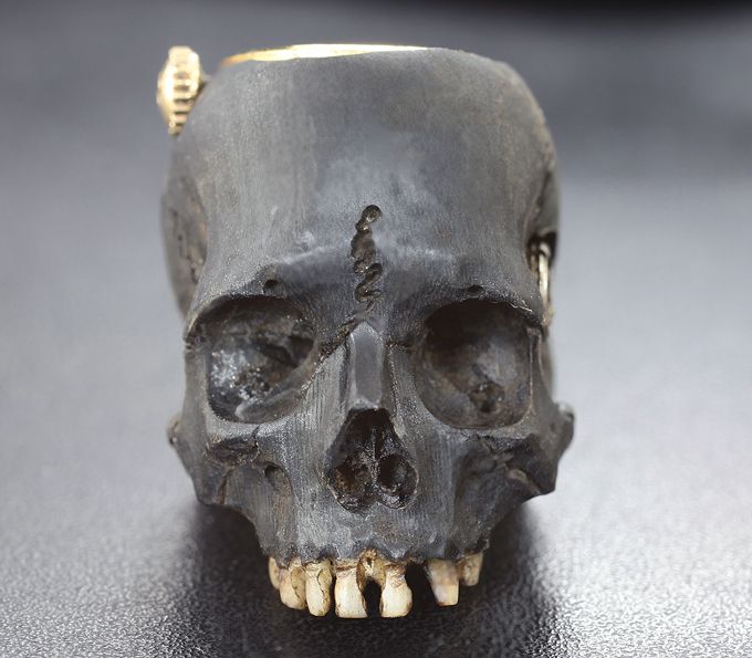 Миниатюра «Memento Mori» из рога и кости бизона с элементами часового механизма