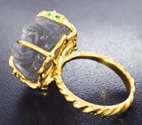 Золотое кольцо с резным лабрадоритом 21,8 карата и цаворитами Золото