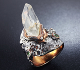 Серебряное кольцо с кристаллом бесцветного кварца и диопсидами