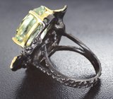 Серебряное кольцо с зеленым аметистом и синими сапфирами