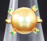 Золотое кольцо с золотистой морской жемчужиной барокко 14,23 карата и уральскими изумрудами Золото