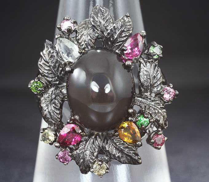 Серебряное кольцо с черной шпинелью, родолитами, разноцветными турмалинами и диопсидами
