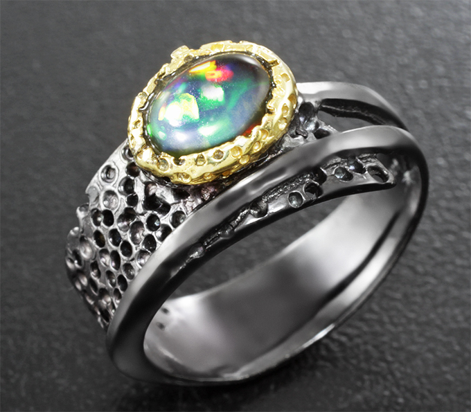 Серебряное кольцо с кристаллическим черным опалом
