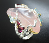 Серебряное кольцо с розовым кварцем, родолитами и голубыми топазами Серебро 925