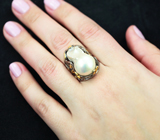 Серебряное кольцо с жемчужиной барокко 25,42 карата и синими сапфирами