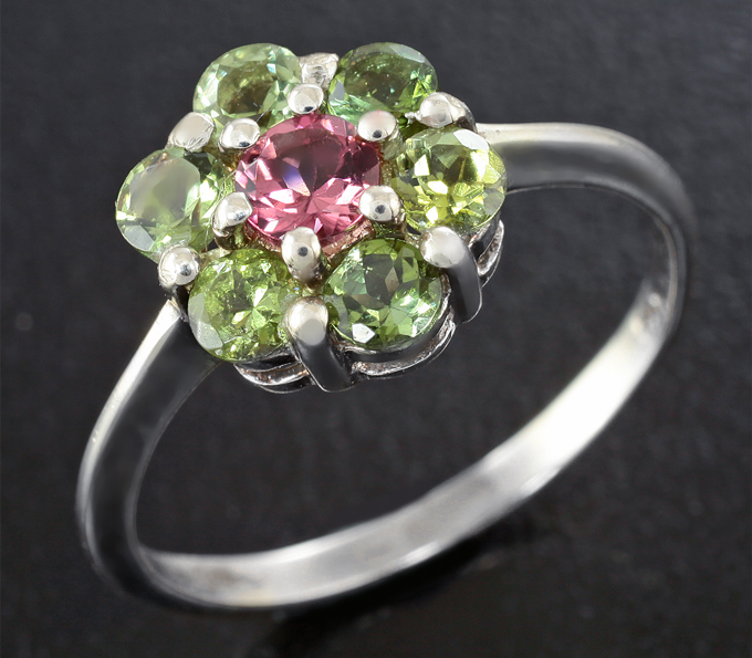 Изящное серебряное кольцо с родолитом и перидотами