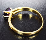 Золотое кольцо с насыщенно-пурпурной шпинелью 1,04 карата и бриллиантами Золото