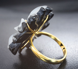 Золотое кольцо с резным агатом 28,67 карата, черной шпинелью и лейкосапфирами Золото