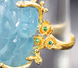 Массивное золотое кольцо с крупным резным аквамарином 58 карата, цаворитами и бриллиантами Золото