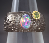 Серебряное кольцо с кристаллическим черным опалом и перидотом