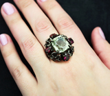 Серебряное кольцо с зеленым аметистом 8+ карат и родолитами