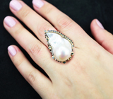 Серебряное кольцо с жемчужиной барокко 36,9 карата и синими сапфирами