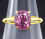 Золотое кольцо с крупной насыщенной пурпурно-розовой шпинелью 3,54 карата Золото