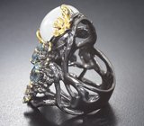 Серебряное кольцо с лунным камнем, голубыми топазами и родолитами 