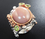 Серебряное кольцо с розовым лунным камнем и перидотами