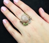 Серебряное кольцо с розовым лунным камнем и перидотами