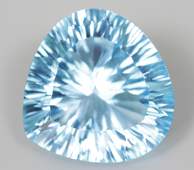Голубой топаз лазерной огранки 20,44 карата