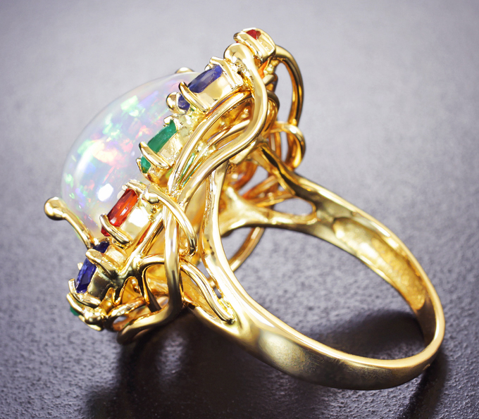 Золотое кольцо с фантастическим эфиопским опалом 9,1 карата, уральскими изумрудами, сапфирами и бриллиантами Золото
