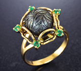 Золотое кольцо с резной жемчужиной титанового люстра 7,55 карата и уральскими изумрудами