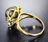 Золотое кольцо с резной жемчужиной титанового люстра 7,55 карата и уральскими изумрудами Золото