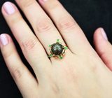 Золотое кольцо с резной жемчужиной титанового люстра 7,55 карата и уральскими изумрудами Золото