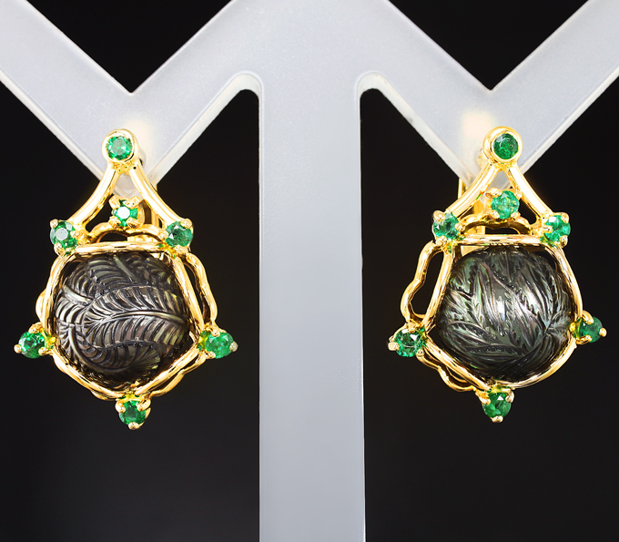 Золотые серьги с резным жемчугом титанового люстра 14,25 карата и уральскими изумрудами