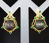 Золотые серьги с резным жемчугом титанового люстра 14,25 карата и уральскими изумрудами Золото