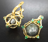 Золотые серьги с резным жемчугом титанового люстра 14,25 карата и уральскими изумрудами Золото