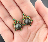 Золотые серьги с резным жемчугом титанового люстра 14,25 карата и уральскими изумрудами Золото