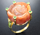 Золотое кольцо с крупным резным искрящимся солнечным камнем 34,24 карата и цаворитами