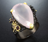 Серебряное кольцо с розовым кварцем 18+ карат, аметистами и пиропами гранатами