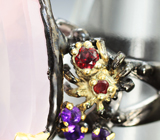 Серебряное кольцо с розовым кварцем 18+ карат, аметистами и пиропами гранатами