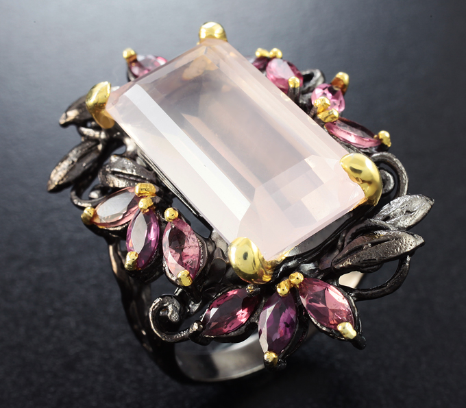 Серебряное кольцо с розовым кварцем 20+ карат, родолитами и розовыми сапфирами