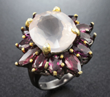 Серебряное кольцо с розовым кварцем 12+ карат и родолитами Серебро 925