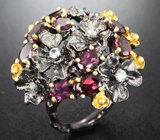 Серебряное кольцо с голубыми топазами и родолитами Серебро 925